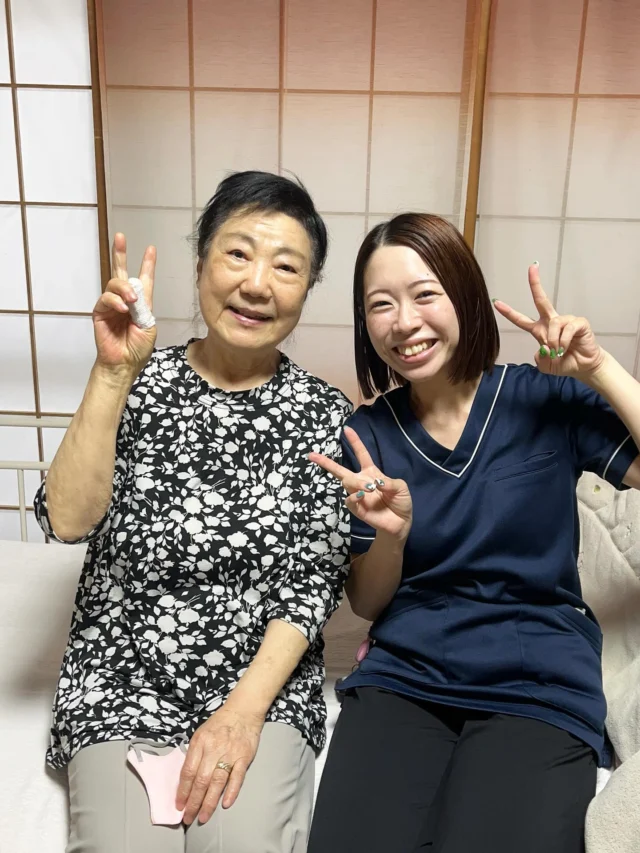 ♡

かれこれ初療から3年になる患者さん🥰

たくさんの人生を経験しているからこそ、どんな話も勉強にもなるし人生の考え方も考えさせられます…。
Rさん（90歳！）は、うちの家系と同じく国家公務員だからこそ伝わる話だったり共感することがたくさん！
毎度友達かのように女子会みたいな施術時間🫶
そして夫婦の在り方やマインド、全てが濃い話ばかり！

毎回楽しく施術させてもらってます✨

(初療時の痛みは改善してきていて、まっすぐ姿勢を維持することができてきて、肩が上がるようになってきたりと生活の質が大きく向上しています✨)

訪問医療マッサージは高齢者の方が多いですが、本当に皆さん様々な経験をしていて、移り変わる時代を生きているからこそ本人たちの生の証言は勉強になります。
戦争を経験している方とお話する機会は今までなかったので、貴重な時間となってます。

そして、みなさん揃って施術を好きでいてくれて、リハビリや生活改善を頑張ってくれて😢♡
若僧だからと言って話を聞かないと思いきや、皆さんが信頼してくださり感謝でしかありません。

医療についてはもちろん、食事や生活習慣などについても様々なことを学んでいかないといけないですね🤲🏻🩺

#訪問マッサージの現場から
#信頼関係が治療の土台
#施術時間は女子会
#人生に学ぶ医療
#生活に寄り添うケア
#食事と生活習慣の見直し
#この仕事が好き
#施術から広がる世界
#日々学び日々感謝
#ひまり鍼灸マッサージ治療院
